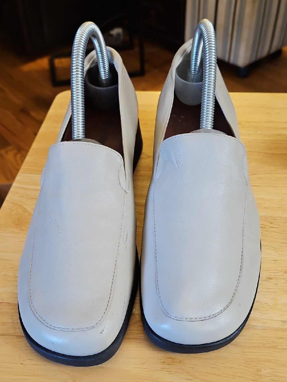 Naturalizer off-white slip-on loafers Slip On Shoes, Leather Upper - 8.5M